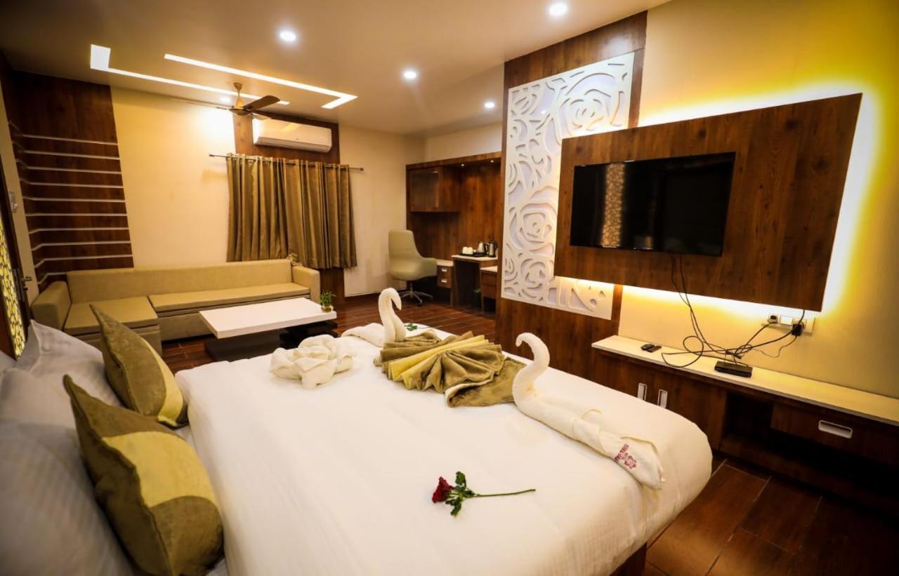 Hotel Yuvraj Grand Jabalpur Exteriör bild