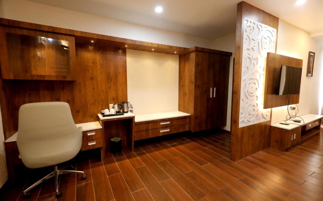 Hotel Yuvraj Grand Jabalpur Exteriör bild