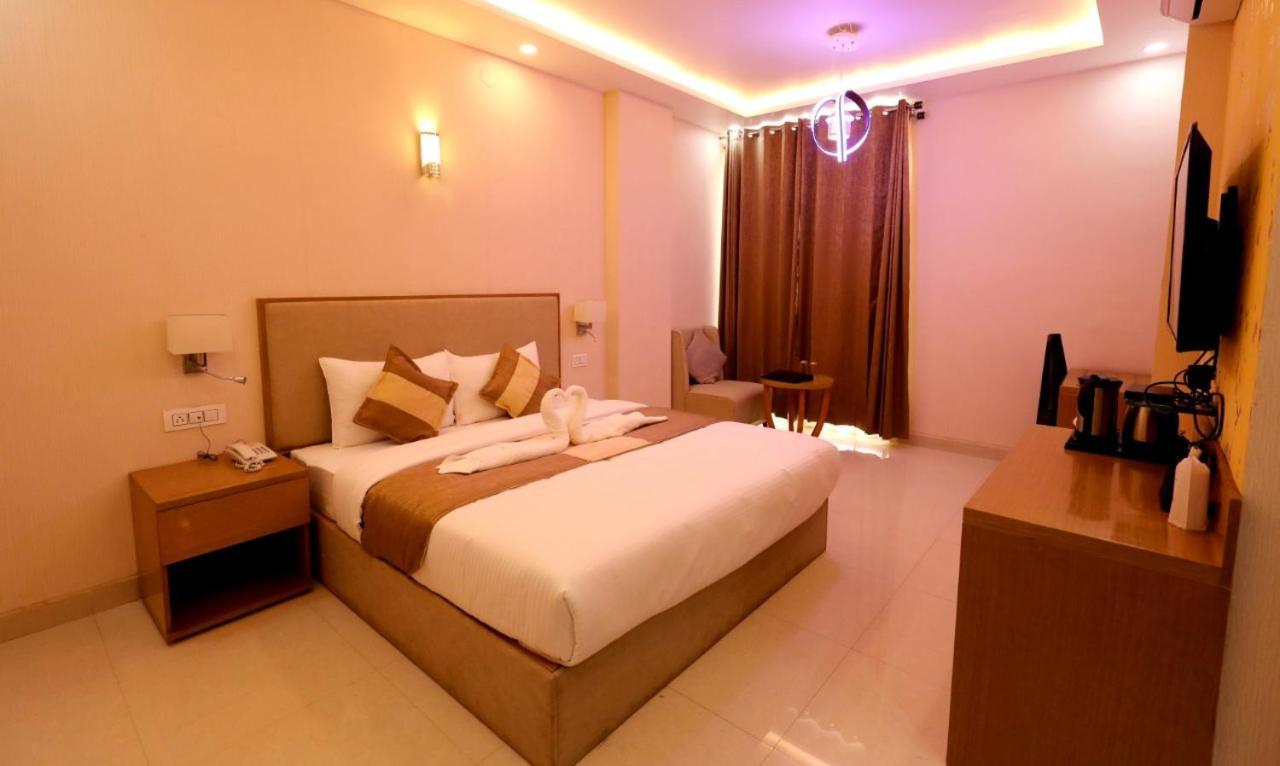 Hotel Yuvraj Grand Jabalpur Exteriör bild