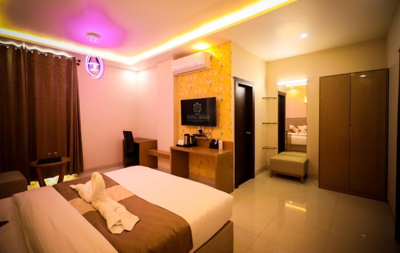 Hotel Yuvraj Grand Jabalpur Exteriör bild