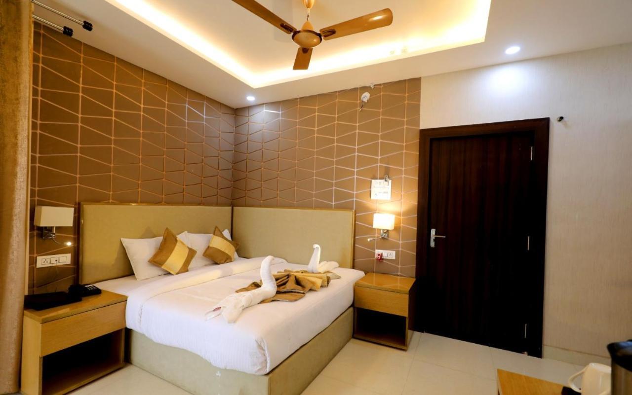 Hotel Yuvraj Grand Jabalpur Exteriör bild