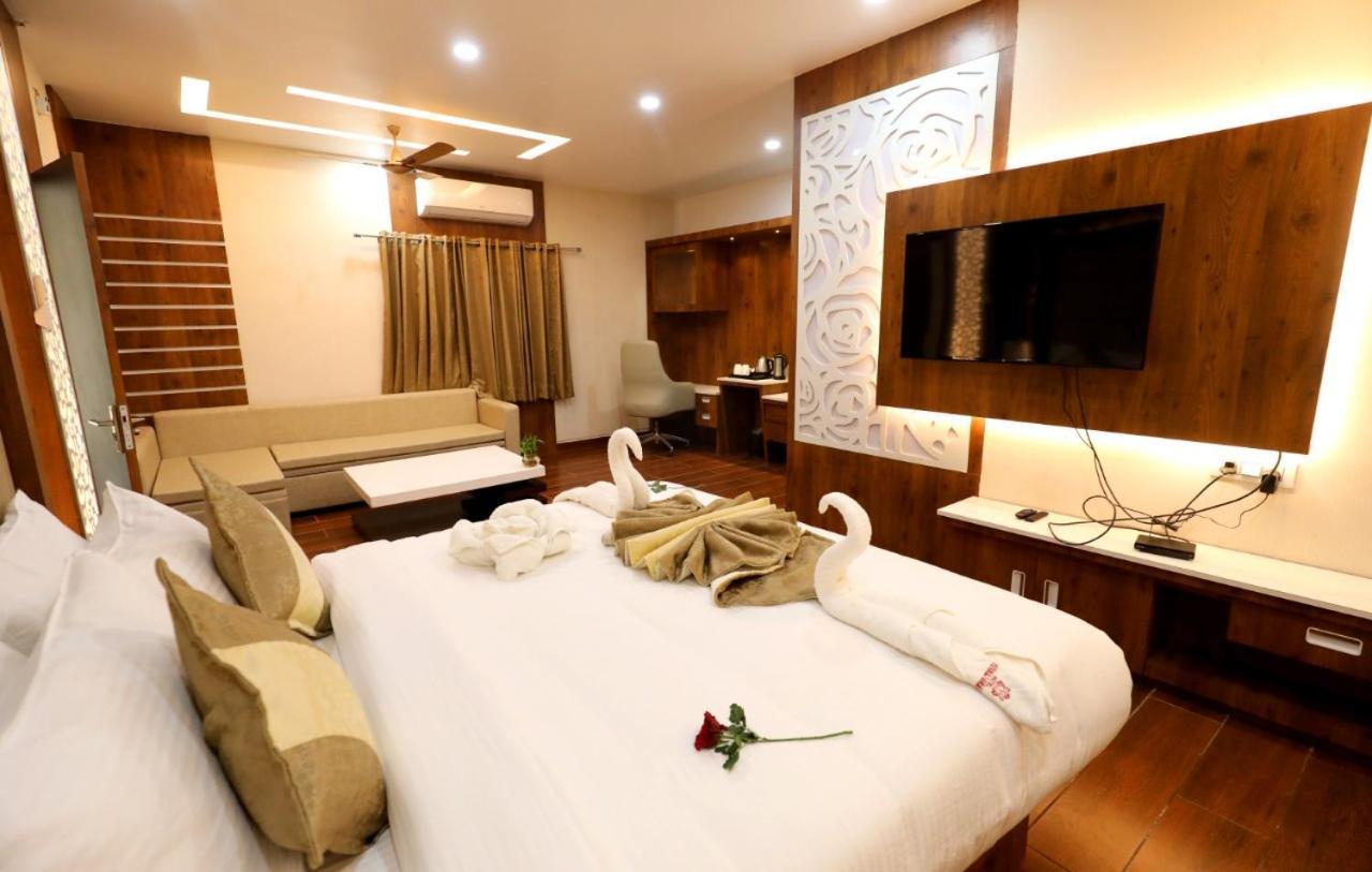 Hotel Yuvraj Grand Jabalpur Exteriör bild